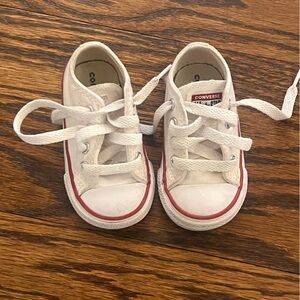 ALL STAR CONVERSE Baby and Toddlers
Size: 4 US
Color: White